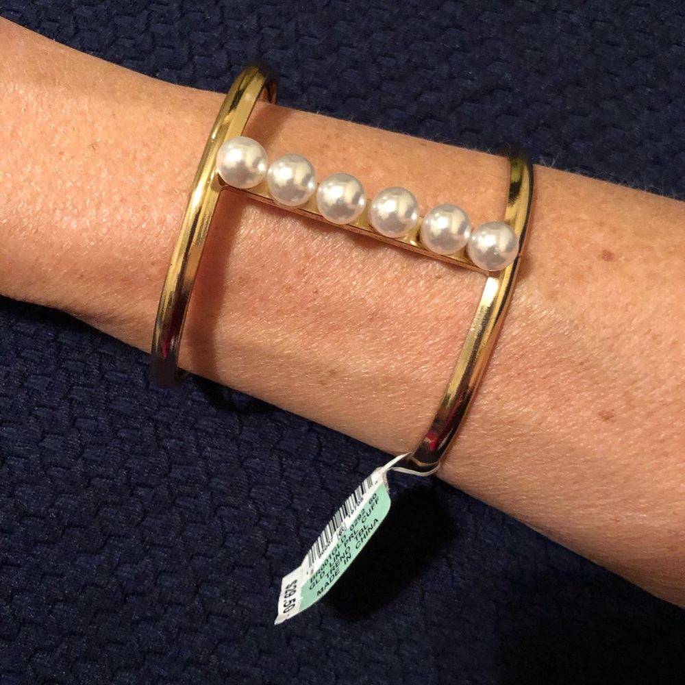 👗 Inc cuff bracelet Pearl 2.5’ long , gold NEW